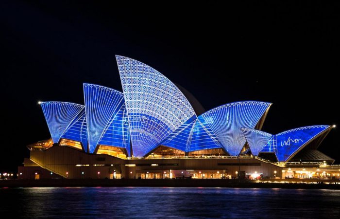 Viajar a Australia para ver La Ópera de Sídney iluminada, un icono imprescindible al