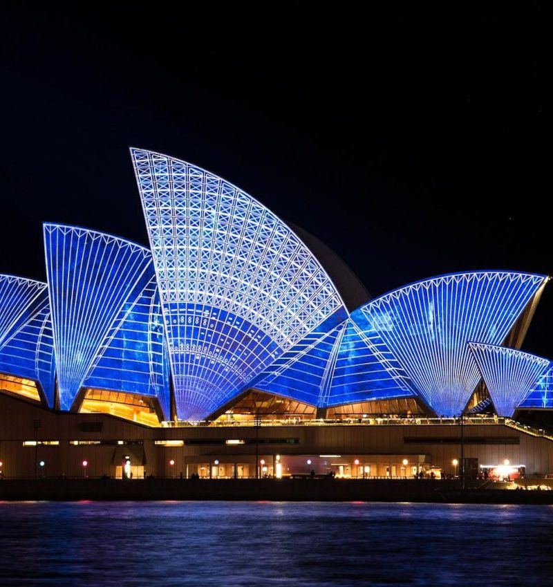 Viajar a Australia para ver La Ópera de Sídney iluminada, un icono imprescindible al